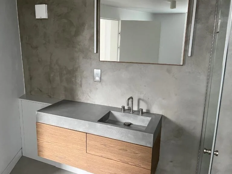 23. Renovering av badrum med microcement plastmatta som tatskikt 768x576